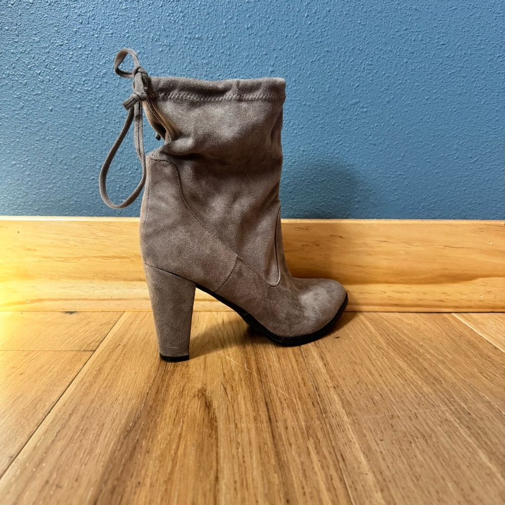 Catharine Maladrino Sorchanie Faux Suede Taupe/Gray 3.5” Ankle Bootie size 9 - Picture 2 of 12